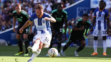 Alexis MacAllister anota, de penal, el primero de sus dos tantos. Brighton goleó a Leicester en la fecha 6 de la Premier. 