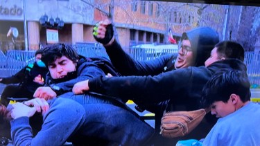 Una imagen de la agresión que sufrió el hermano del presidente de Chile.