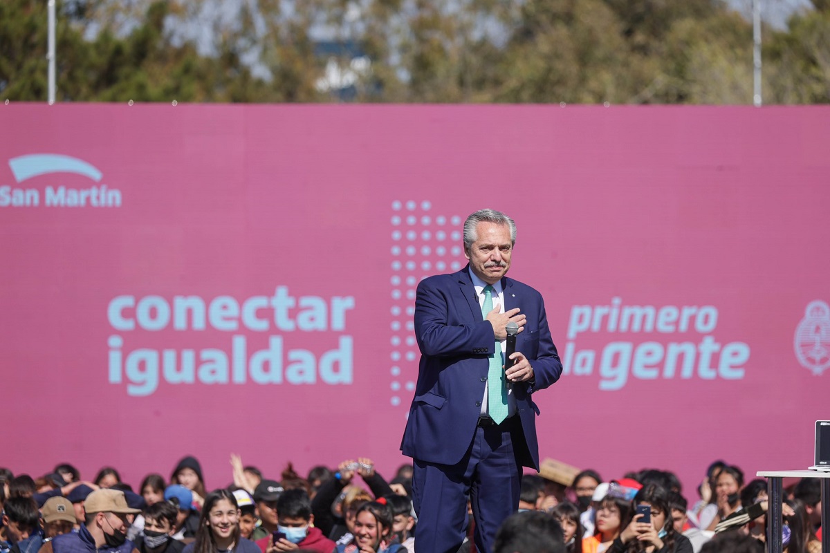 El presidente se refirió a chiques en su discurso ante estudiantes de San Martín.