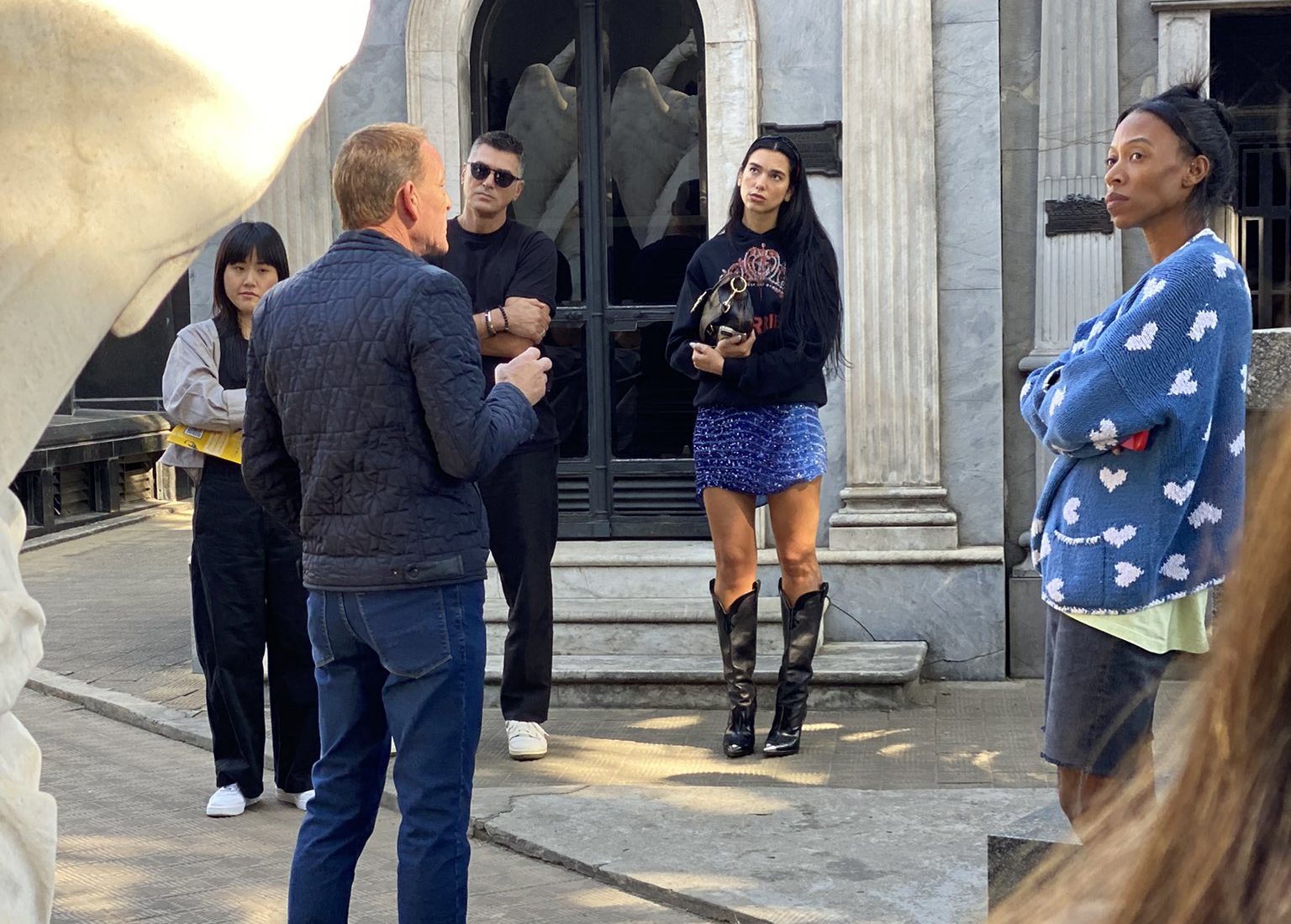 Dua Lipa recorrió las calles de Buenos Aires y saludó a sus fans. Foto: Gentileza Twitter @AlejandroLuna90