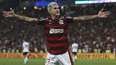 Pedro metió 3 de los 4 goles de Flamengo en la serie.