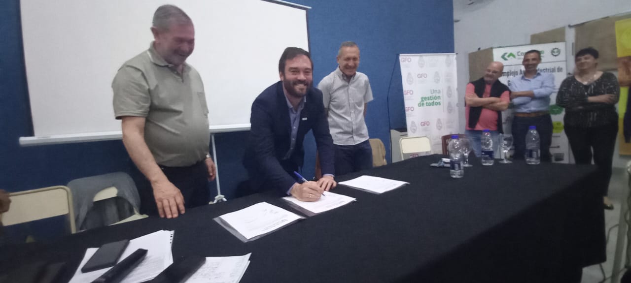 El intendente de Fernández Oro, Mariano Lavín firmó el convenio de adhesión a la Red de Municipios Cooperativos. Foto: José Mellado. 