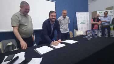 El intendente de Fernández Oro, Mariano Lavín firmó el convenio de adhesión a la Red de Municipios Cooperativos. Foto: José Mellado. 