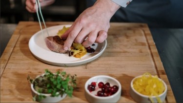 PAMI junto al gremio de Gastronómico sellaron un acuerdo para brindar cursos de gastronomía a los afiliados de la obra social.