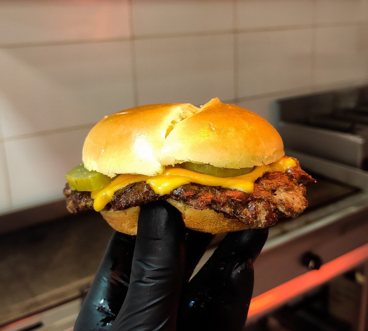 Se repartirán hamburguesas tipo "slider" que son más pequeñas que las habituales y tienen una cocción especial. 