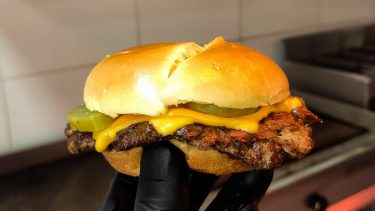 Se repartirán hamburguesas tipo "slider" que son más pequeñas que las habituales y tienen una cocción especial. 