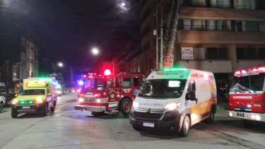 El incendio en el edificio más grande de Bariloche ocurrió esta madrugada de domingo y obligó a desplegar un operativo sin precedentes. (foto gentileza) 