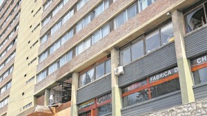 Gran cantidad de puertas destrozadas y gas cortado tras el incendio en el edificio Bariloche Center