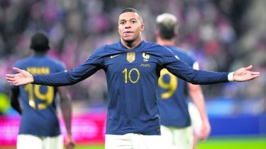 Kylian Mbappe celebra su gol en el 2-0 sobre Austria. (AP Photo/Christophe Ena)