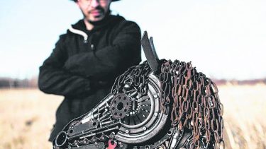 Cada pieza necesita su tiempo de dedicación. Como cuenta Federico, muchas veces depende de la estructura de cada creación, y otra de la búsqueda de los materiales. 