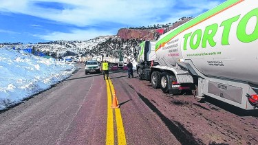 La oferta de gas es una de las que forma parte de la canasta de productos que la provincia de Neuquén vende al vecino país en camión, porque los ductos están desactivados.