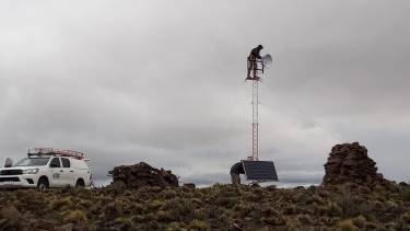 El jueves quedó instalado el primer nodo en el Cerro Comallo. Foto: Gentileza Altec.
