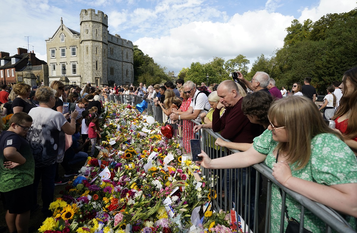 Flores colocadas junto a la puerta de Cambridge afuera del Castillo de Windsor, luego de la muerte de la reina Isabel II. Foto: AP 