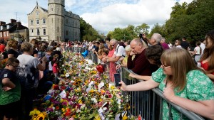 El féretro de Isabel II emprendió su cortejo fúnebre hacia Londres