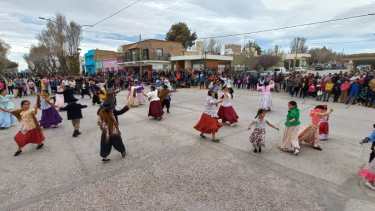 La avenida San Martín fue el escenario para el baile, el canto y un colorido desfile. Foto: José Mellado.