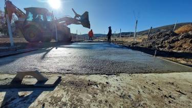 La obra pública genera mano de obra y inyecta importantes recursos a la economía de Comallo. Foto: Gentileza.