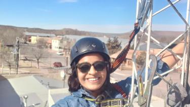 Mabel tiene 30 años y es mamá de Mercedes (11). Hace cinco ingresó a trabajar a la Cooperativa de Servicios Telefónicos de Maquinchao. Foto: Gentileza. 