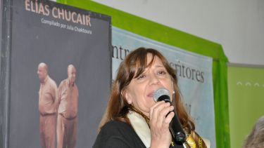 Silvia, una de las hijas del conocido escritor Elías Chucair agradeció a los presentes por la participación en este evento. Foto: José Mellado. 