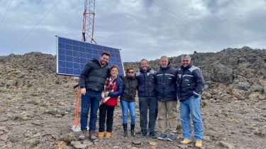 Yahuar, junto al Ministro de Gobierno, Rodrigo Buteler, al presidente de Altec, Juan Ríos y a técnicos de la empresa, llegó al cerro Locutorio a inaugurar el nuevo servicio. Foto: gentileza. 