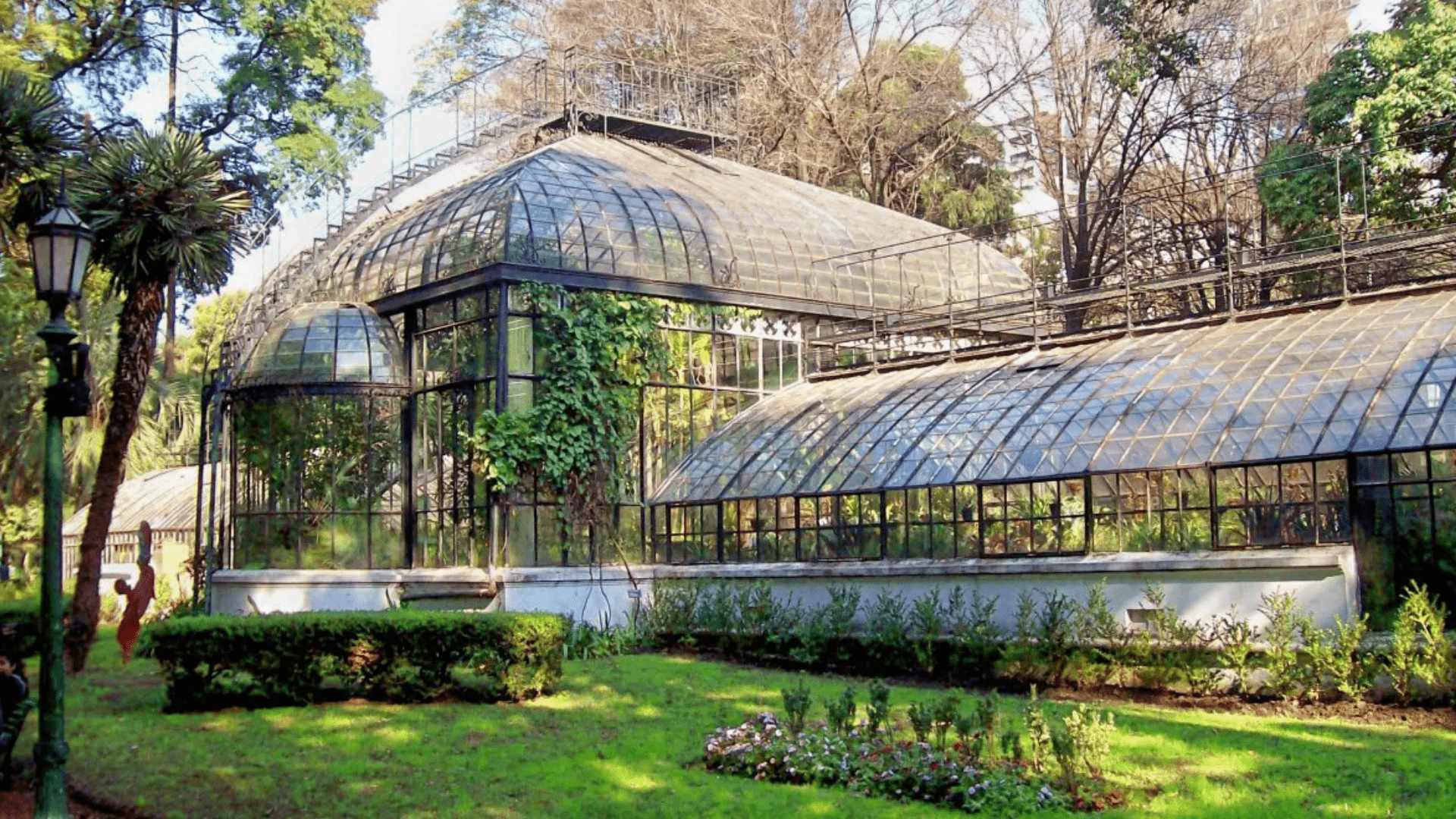 El Jardín Botánico de Buenos Aires, en honor al paisajista Carlos Thays que lo concibió. 