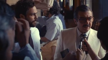 Recreando de manera precisa el clima de época, "Argentina, 1985" transmite la tensión que tuvo que soportar Strassera junto a Luis Moreno Ocampo (Peter Lanzani) y el resto del joven equipo que reunió el fiscal.