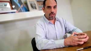 Por las redes, el funcionario lo acusó de “politiquería barata” y el intendente de Sierra Grande lo echó