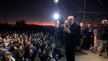 Un acto masivo en una cancha de fútbol fue el marco para la liturgia militante de Omar Gutiérrez y Jorge Sapag. (Oscar Livera)