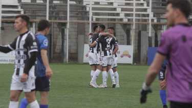 Abrazo de gol. Alivio, victoria y a pensar en positivo. Cipolletti ganó más que un partido. Foto Oscar Livera