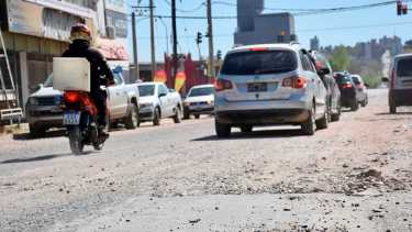 Calle Gatica, rumbo al río Limay. Licitan la repavimentación (foto Matías Subat)