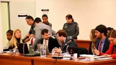 El equipo de defensores y detrás los imputados por el femicidio. (Matías Subat)
