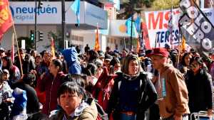 Organizaciones piqueteras marcharon en el centro de Neuquén por un bono universal