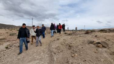 Guillermo Aguirrezabala guía a los paleontólogos en una recorrida por la localidad. Foto: gentileza.