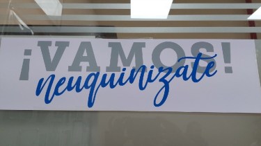 El cartel con la invitación del diputado Rolando Figueroa está en el edificio legislativo de Neuquén.