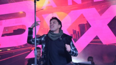 Lucho subió al escenario junto a Banda XXI para cerrar el festejo de los estudiantes (Foto: gentileza)