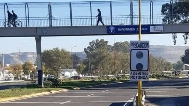 Piden la construcción de una vereda peatonal en la rotonda de la Ruta 22 en Regina