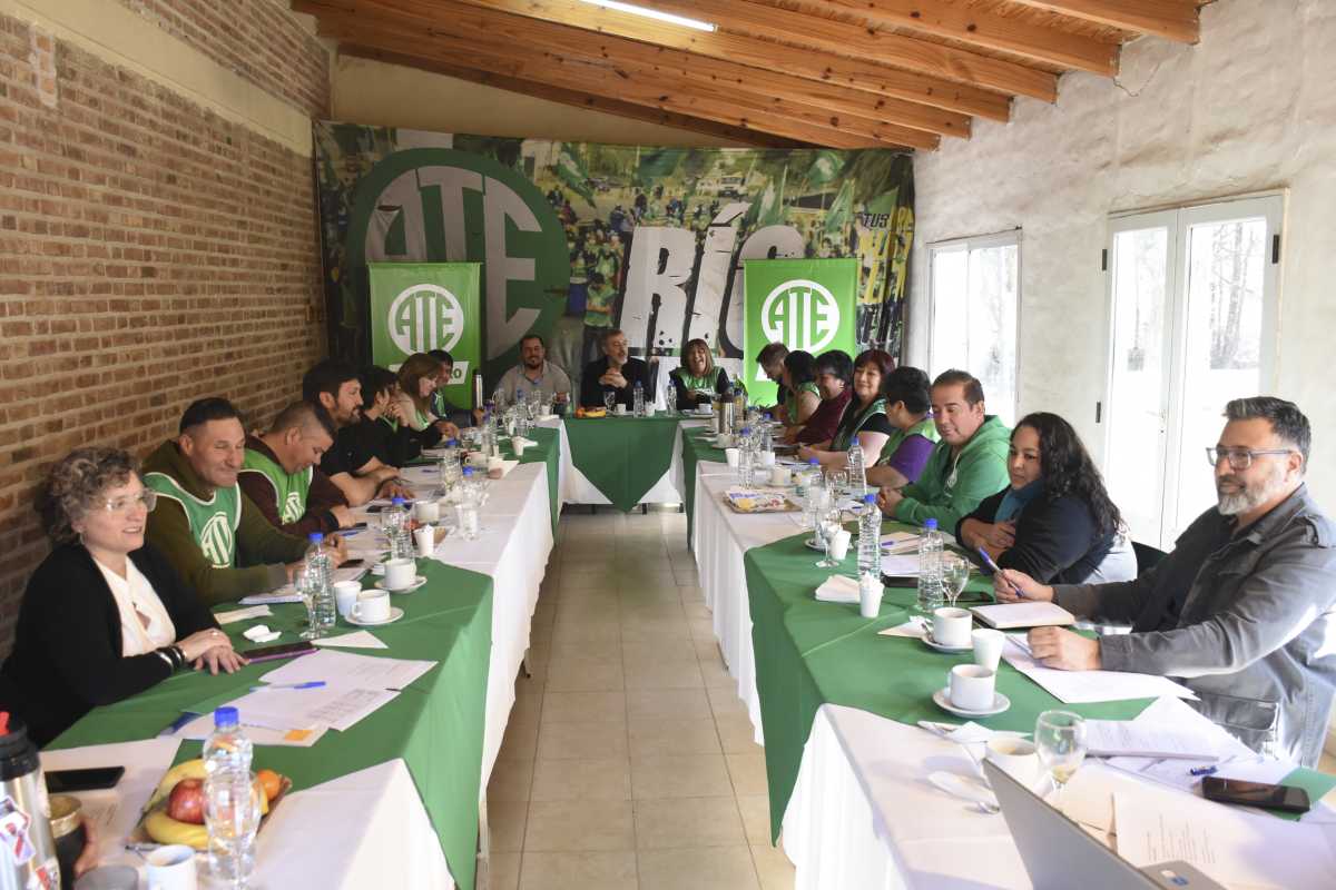 Los secretarios generales de ATE se reunieron en el Jockey Club, en Ruta 22 y Damas Patricias. (foto: Juan Thomes)