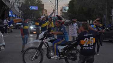 Los hinchas de Boca de Neuquén y Río Negro festejan el triunfo ante River.  Roca, uno de los puntos de los festejos. Foto: Juan Thomes.