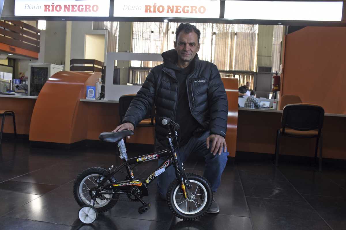 Sebastián Peruzzi, un vecino de Roca, fue el ganador del sorteo del Club Río Negro por la bicicleta, en el Mes de los Niños. Foto Juan Thomes