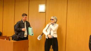 Caffaratti y su abogada, Patricia Espeche.  "Hay un problema político con nosotros. Y ustedes se la comieron, se la creyeron”, les dijo el farmacéutico a los fiscales. (Foto: Juan Thomes)