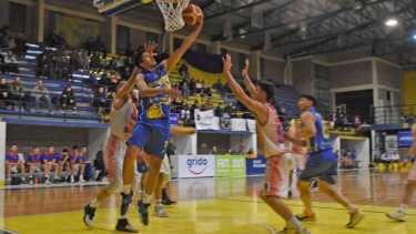 Hernán Losito anota para Progre en el clásico ante el Depo. Fotos: Juan Thomes 
