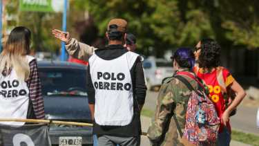 Los conductores mantuvieron acaloradas discusiones con los miembros del frente. Foto Juan Thomes