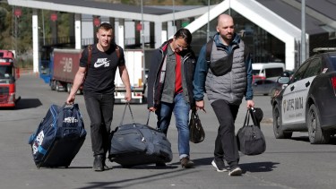 Los rusos en edad de combate temen un reclutamiento obligatorio y abandonan el país. Foto: AP 