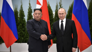 Estados Unidos reveló que Rusia está comprando armas y municiones a Corea del Norte