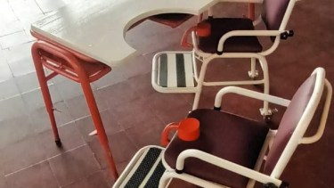 Se entregó un banco adapatado para un alumno con movilidad reducida en Cutral Co. foto: gentileza