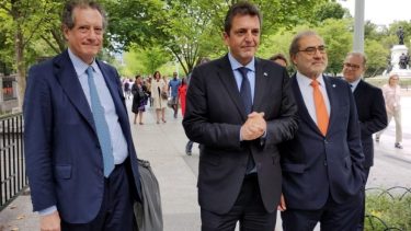 El titular de Economía con el presidente del Banco Central, Miguel Pesce, días atrás en Nueva York. Ahora se habla de muy mala relación entre los funcionarios. 