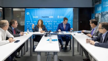 La firma se realizó en Capital Federal entre la mandataria Carreras y el administrador de ENHOSA, Enrique Cresto.