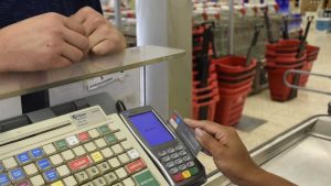 Los comercios de Río Negro no podrán manipular las tarjetas de débito o crédito de sus clientes