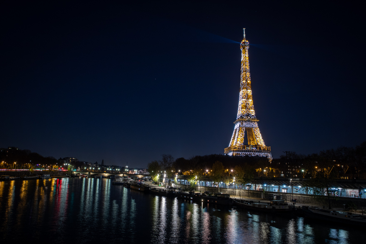 Por la crisis energética, apagarán antes de lo normal las luces de la Torre Eiffel.  