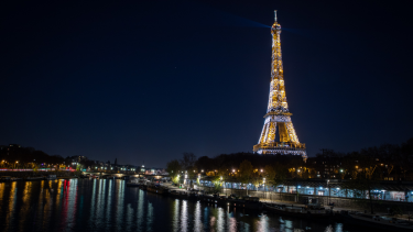Por la crisis energética, apagarán antes de lo normal las luces de la Torre Eiffel.  