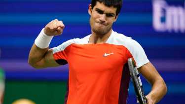Carlos Alcaraz hizo historia en Estados Unidos y se subió a lo más alto del tenis mundial. (AP Photo/Charles Krupa)